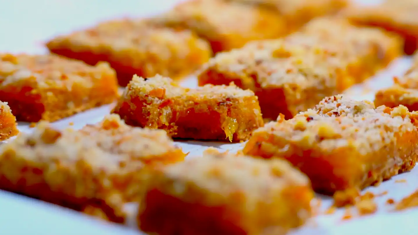 Kaufige Honig-Aprikosen-Riegel aus natürlichen Zutaten, ein leckerer und nahrhafter ayurvedischer Snack für gesunde Ernährung.